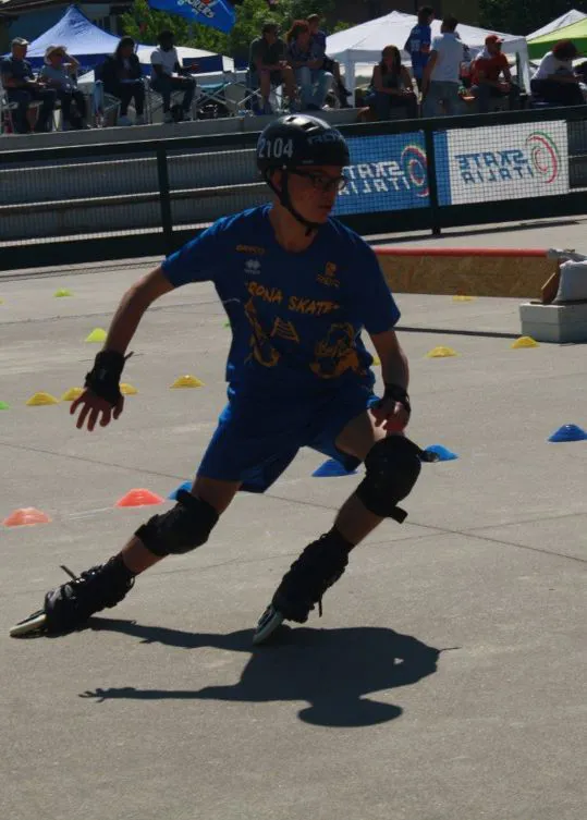 Atleta agonista che esegue la sua run di qualificazioni nella disciplina del Rollercoss Freestyle in curva di gara