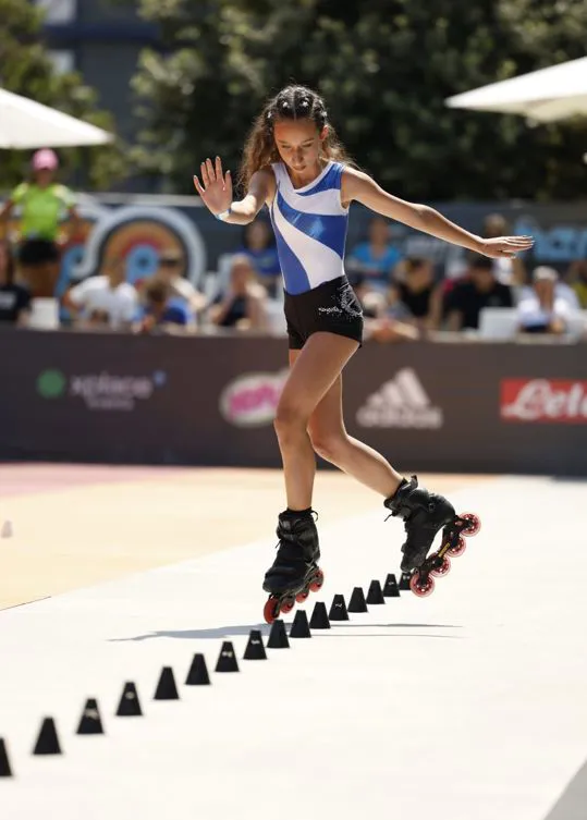 Atleta agonista che esegue la sua coreografia di Classic Freestyle Slalom durante una competizione nazionale Italiana