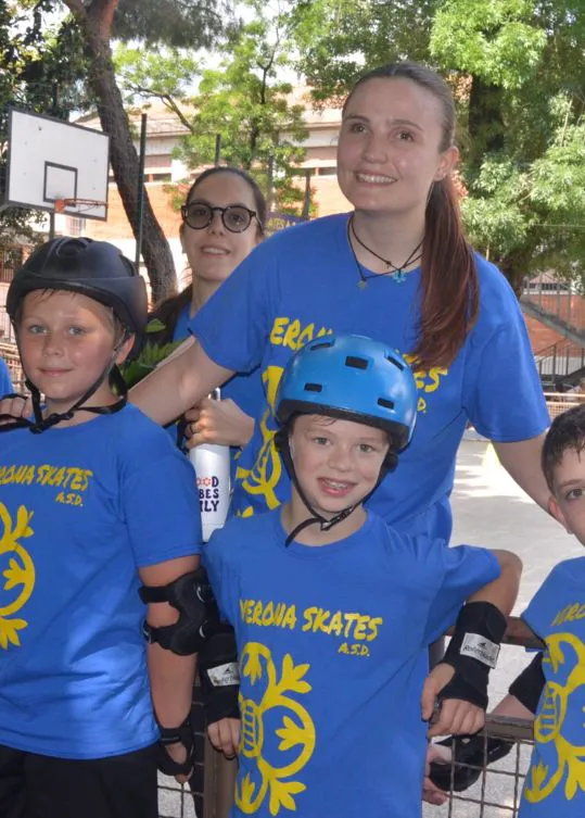 Gruppo di ragazzi con i rollerblade che esegue un percorso ad ostacoli di velocità in autonomia